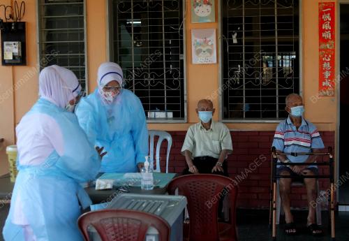 SUNTIKAN VAKSIN COVID-19 KEPADA WARGA EMAS