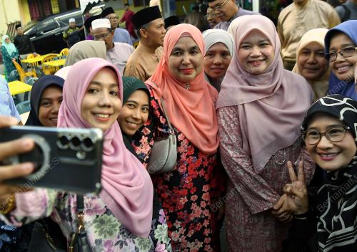 FADHLINA SIDEK