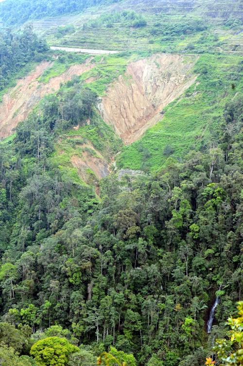 PK09_17012017_TANAH_RUNTUH
