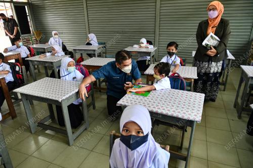 TINJAUAN HARI PERTAMA PERSEKOLAHAN