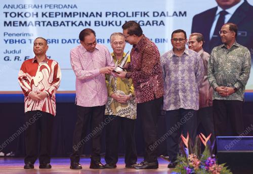 PERASMIAN ANUGERAH BUKU NEGARA DAN SESI TEMU ANWAR