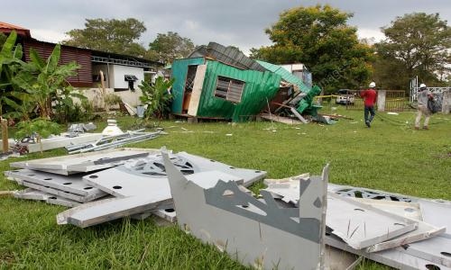 KERJA PEMBERSIHAN MENARA KOMUNIKASI TUMBANG