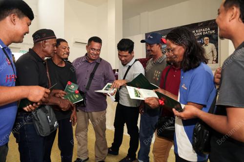 PENYERAHAN LESEN SAMPAN KHAS