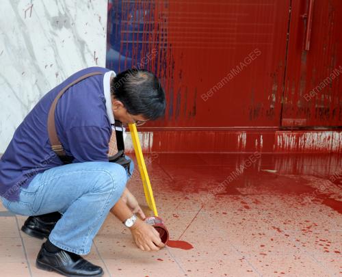 BANK DISIMBAH CAT MERAH