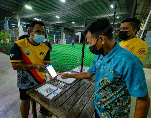 TINJAUAN ORANG RAMAI BERMAIN FUTSAL