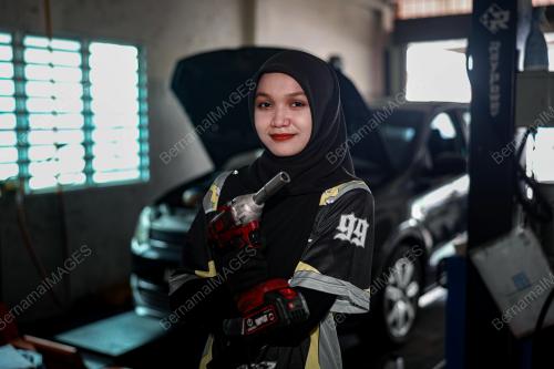 KHAIRIN QISSTINA