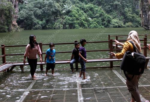TASIK CERMIN DINAIKI AIR