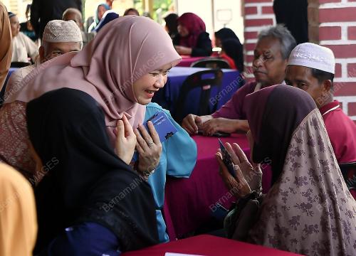 FADHLINA SIDEK