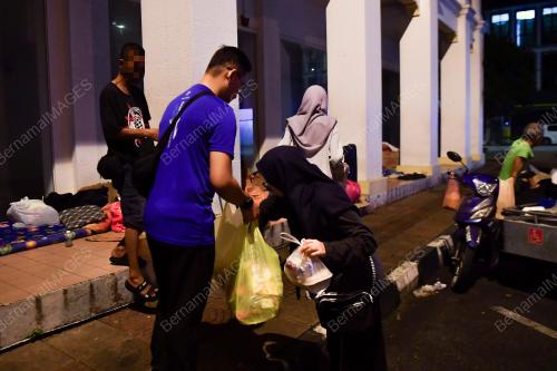 PROJEK SAHUR WTIH HOMELESS