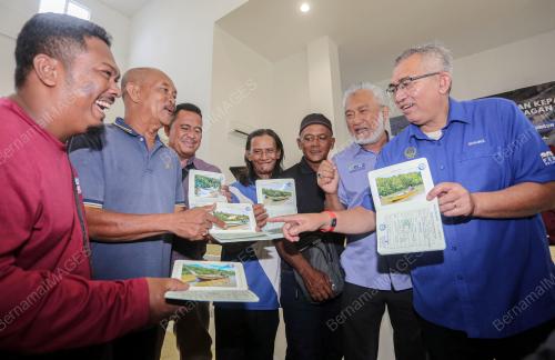 PENYERAHAN LESEN SAMPAN KHAS