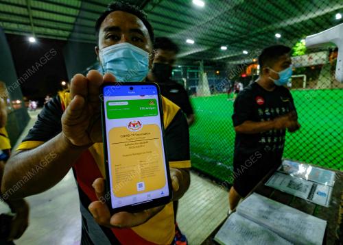 TINJAUAN ORANG RAMAI BERMAIN FUTSAL