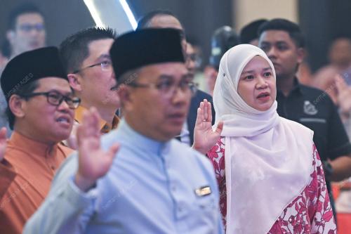 FADHLINA SIDEK