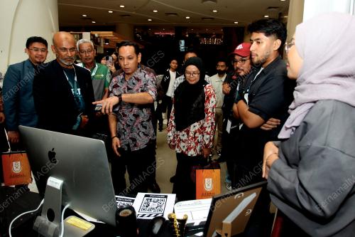 MOHD AZLAN HELMI