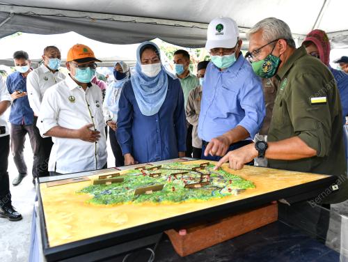 DATUK DR SHAMSUL ANUAR NASARAH