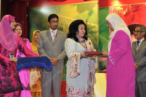 PK11_22112012_WANITA3