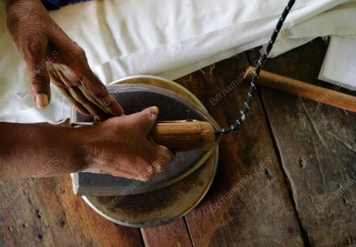 DOBI TRADISIONAL GUNA SETERIKA ANTIK TETAP MENJADI PILIHAN