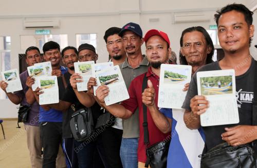 PENYERAHAN LESEN SAMPAN KHAS