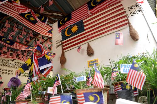PK11_27082015_BENDERA
