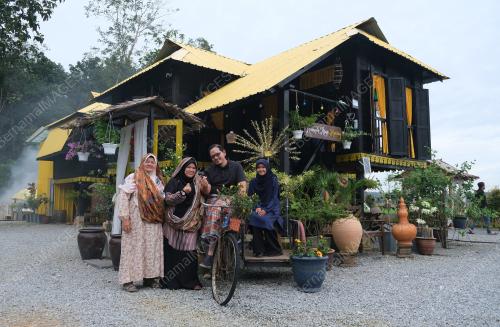 RUMAH ATAP KUNING