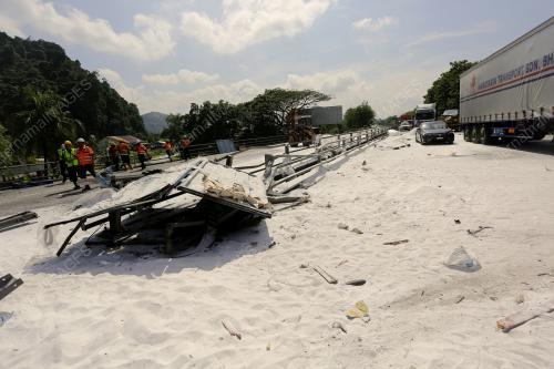 KEMALANGAN MAUT MUATAN LORI GULA