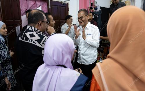 DATUK SERI DR DZULKEFLY AHMAD