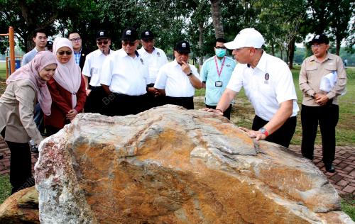 DATUK SERI SAARANI MOHAMAD