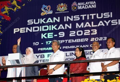 FADHLINA SIDEK