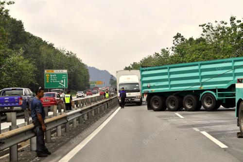 KEMALANGAN LORI TRAILER DI KM 281.8