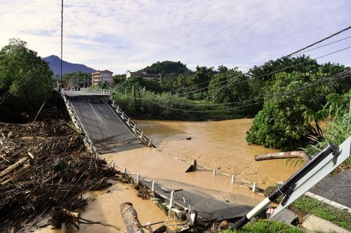 JAMBATAN LAMA SUNGAI SLIM RUNTUH