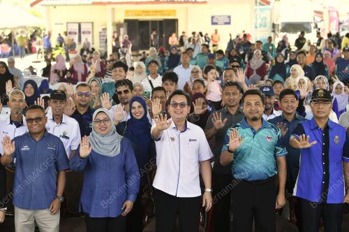 NIK KAMARUZAMAN NIK HUSIN
