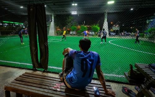 TINJAUAN ORANG RAMAI BERMAIN FUTSAL