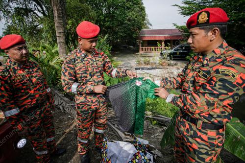ANGGOTA BOMBA DAN PENYELAMAT