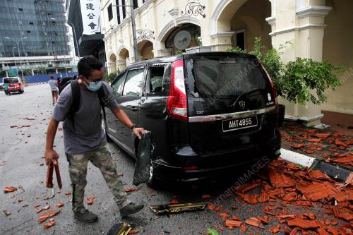 KENDERAAN ROSAK SELEPAS ANGIN KENCANG