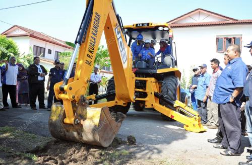PK13_22042013_PECAH_TANAH
