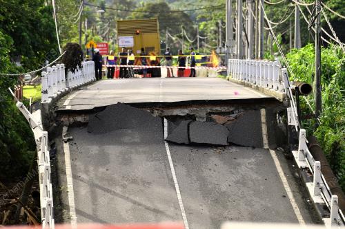 JAMBATAN LAMA SUNGAI SLIM RUNTUH