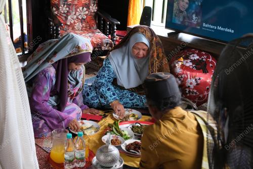 RUMAH ATAP KUNING
