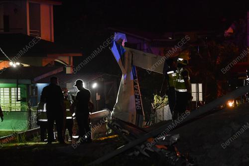 PESAWAT TERHEMPAS DI MEDAN GOPENG