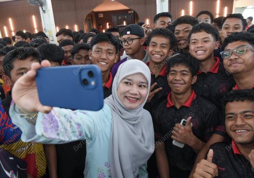 FADHLINA SIDEK
