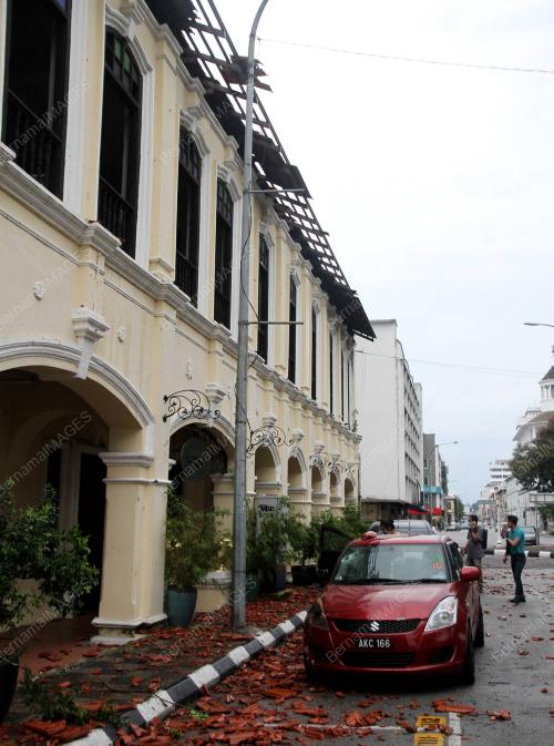 KENDERAAN ROSAK SELEPAS ANGIN KENCANG