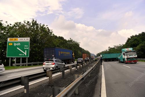 KEMALANGAN LORI TRAILER DI KM 281.8