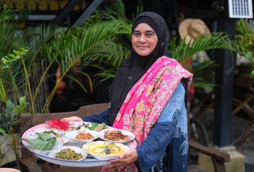 RUMAH ATAP KUNING
