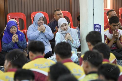 FADHLINA SIDEK