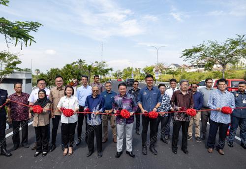 PERASMIAN JALAN UTAMA BANDAR SERI BOTANI