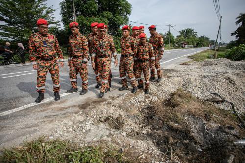ANGGOTA BOMBA DAN PENYELAMAT