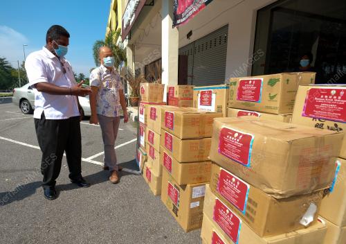 SUMBANGAN KOTAK MAKANAN KEPADA PEMANDU TEKSI
