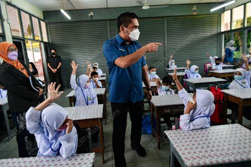 TINJAUAN HARI PERTAMA PERSEKOLAHAN