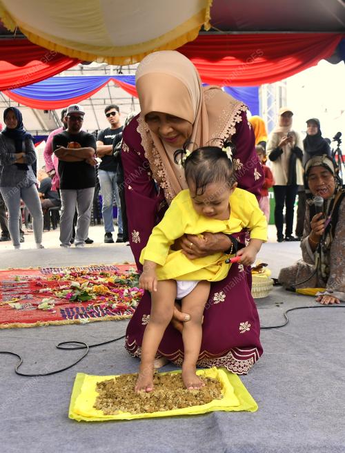 ADAT BERJOJAK