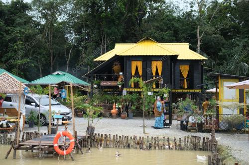 RUMAH ATAP KUNING