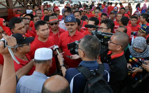 PK16_01102016_BAJU_MERAH