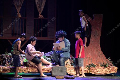 KARYA TEATER SENIMAN NEGARA DATUK LAT "KAMPUNG BOY